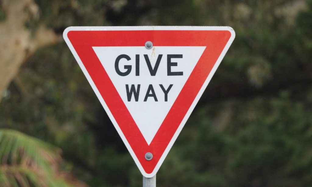 GiveWay（優先道路）、追い越しのルールとは？